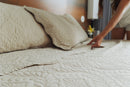 Colcha Matelassê Arabeske Queen com 2 Porta Travesseiros Bege Microfibra - Lyor