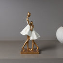 Figura Decorativa Família de Resina Branco 10cm x 7cm x 20cm - Wolff